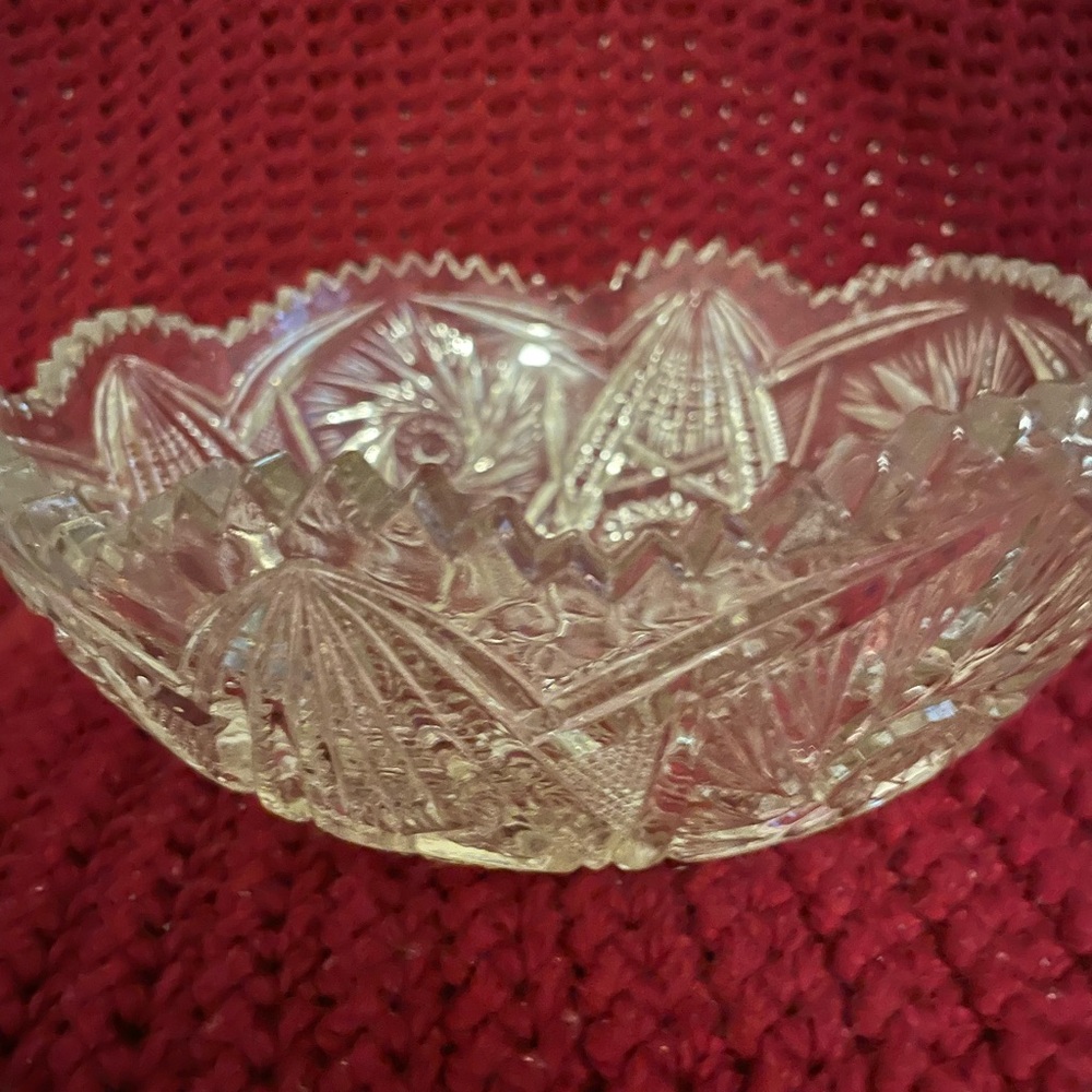 Vintage Crystal Bowl with Ridge details - Picture 2 of 5